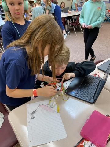 2 students work together on coding project