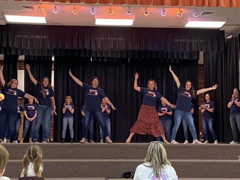 5th grade teachers dancing 